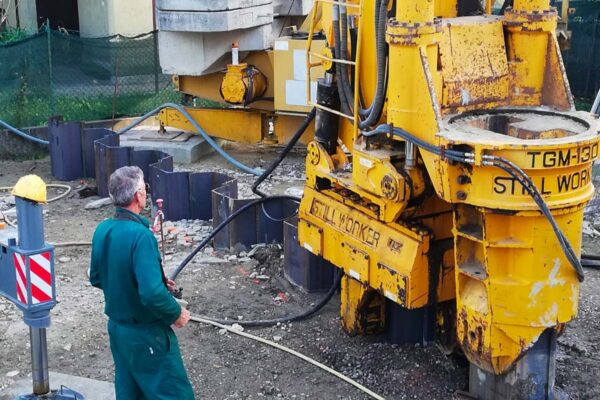 Infissione palancole con Still Worker Padova