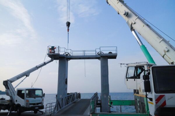 Demolizione speciale pontile Torre del Garda