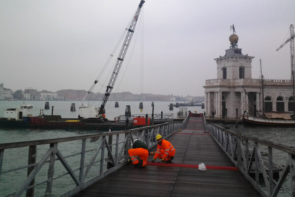 Pontile galleggiante ad Angera Lago Maggiore